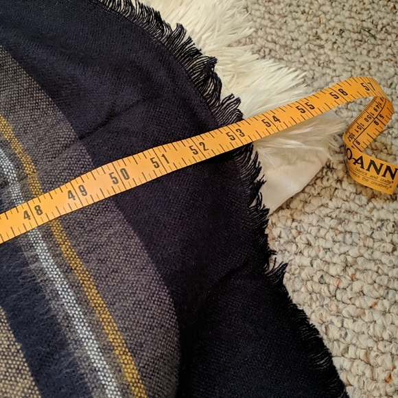 Large Navy and Gold Plaid Blanket Scarf NWOT - Picture 6 of 7
